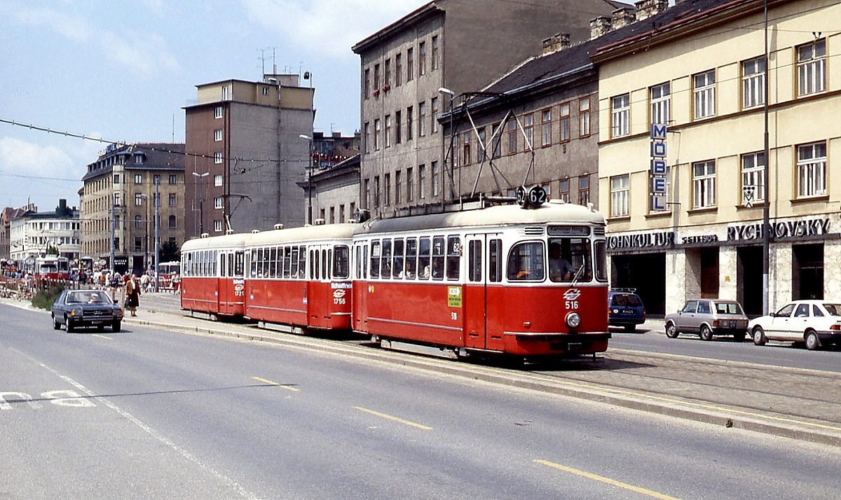 L 516 + l 1756 + l 1721 ist als Line 62 im Juni 1987 in der Eichenstraße unterwegs zum Kärnter Ring. Solche Zweiachserzüge waren bis zum Beginn der 1990er Jahre im Dienst. Die Reihe L (früher L4) unterschied sich von den L3 durch andere Drehgestelle.