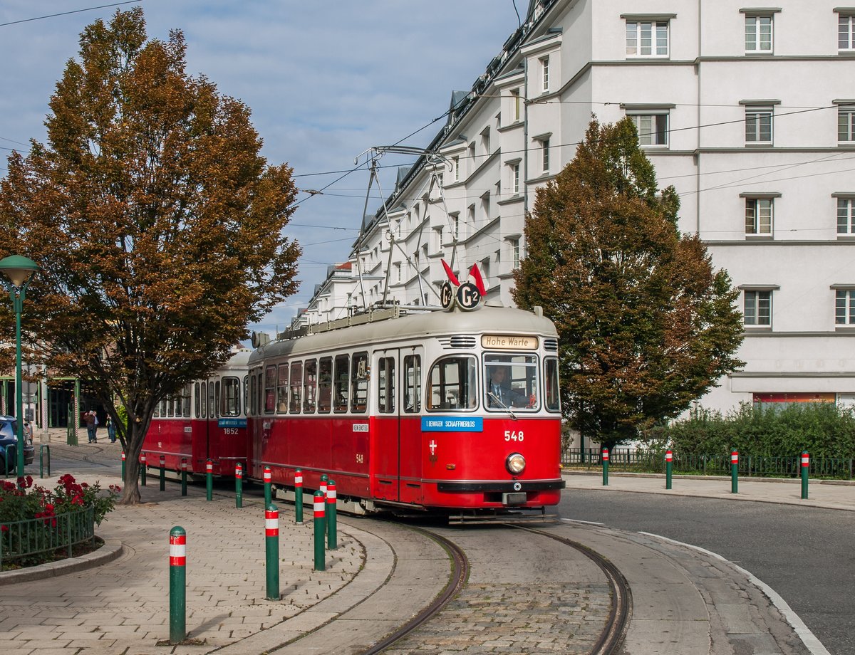 L 548 + l3 1852

Der Beiwagen wurde kurz vor der großen Jubiläumsparade fertig restauriert und absolvierte hier seine erste große Ausfahrt.

Der Zug war Teil des Jubiläumscoros am 27.September.2015 anlässlich 150 Jahre Wiener Tramway