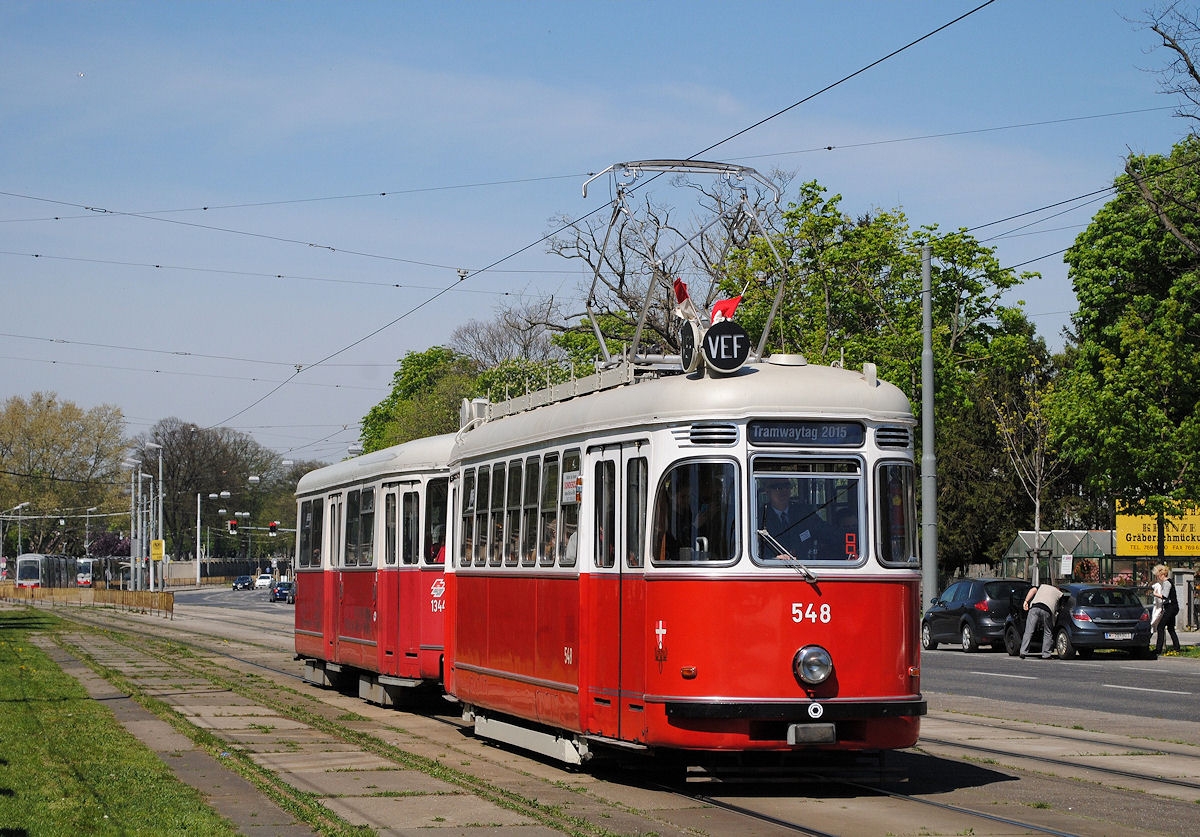 L 548 +c4 1344 als Sonderzug im Zubringerverkehr anläßlich des Tramwaytages 2015 in der Simmeringer Hauptstraße kurz hinter der Haltestelle Zentralfriedhof 2.Tor. (25.04.2015)