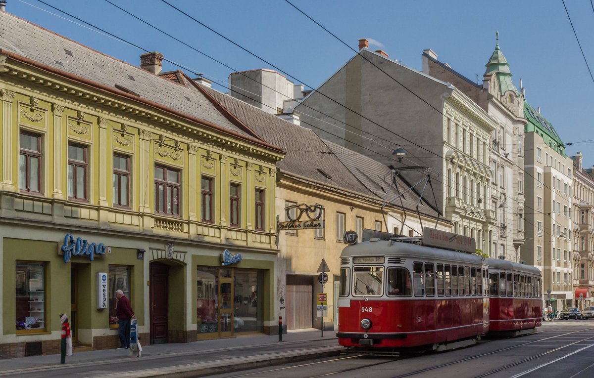 L-l3 in der Nußdorfer Straße. Die Garnitur befuhr im Rahmen des 33.Tramwaytages die Strecke Schottentor - Marsanogasse. 

548+1852, 06.05.2017