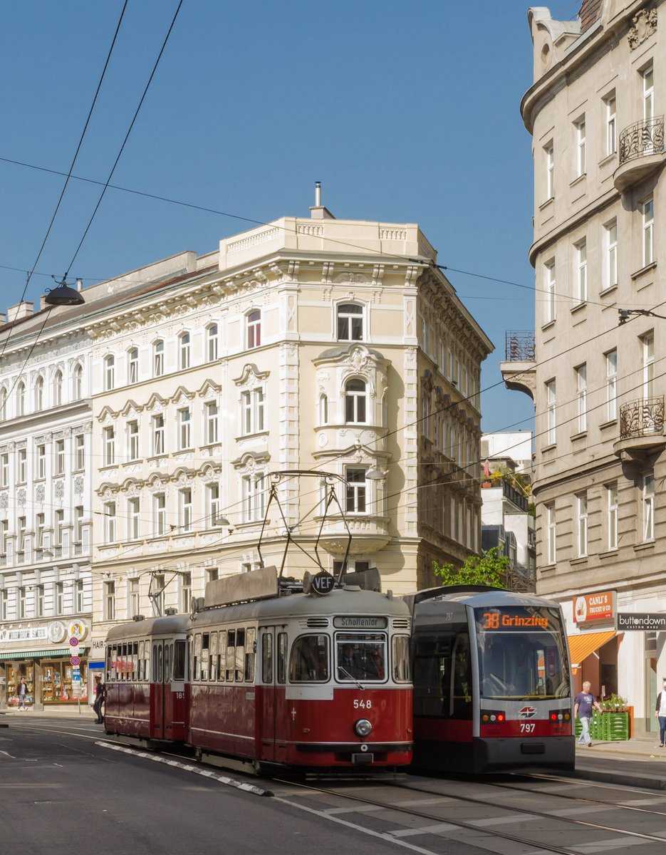 L-l3 in der Nußdorfer Straße. Die Garnitur befuhr im Rahmen des 33.Tramwaytages die Strecke Schottentor - Marsanogasse. 548+1852, 06.05.2017

797 ist einer der letztgelieferten Lieferserie der Type B1 (702-801) welche sich derzeit noch in Auslieferung befindet.