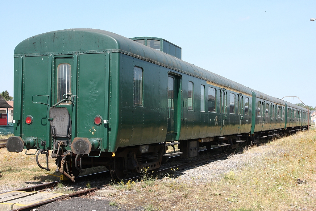 L-Wagen Garnitur mit dem CFV3V L 38.010 AD in der Spitze am 25.Juli 2026 im Depot Mariembourg.