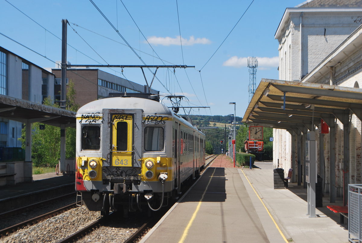 L-Zug aus Aachen Hbf kommt im Bhf Spa an (AM 66-71 Nr. 643 am 30. Mai 2020).