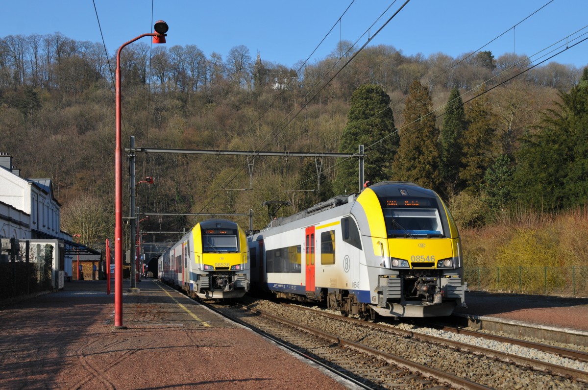 L-Zug-Begegnung am Haltepunkt Esneux : links 08536 als L5587 Marloie - Liers, rechts 08546 als L5565 Liers - Marloie. Aufgenommen am 17/03/2016