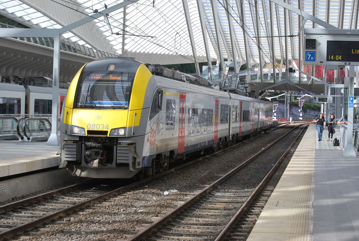 L-Zug (Desiro-Triebzug Nr.08034) nach Namur wartet im Bhf Liège-Guillemins am 14. Oktober auf Abfahrt.