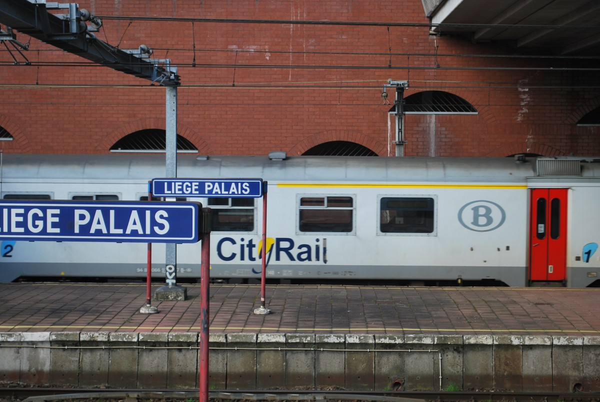 L-Zug Jemelle-Herstal hält im Bhf Liège-Palais; Triebzug der Reihe AM City-Rail; 23. Februar 2014.