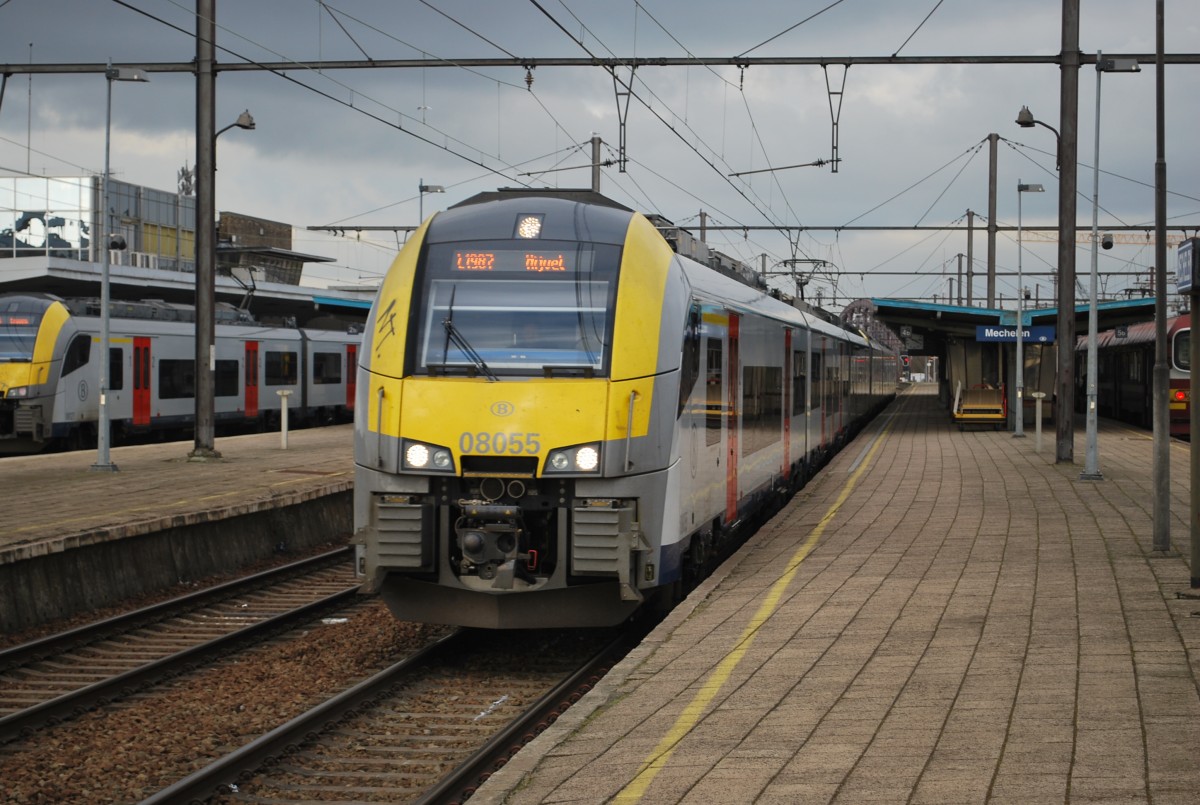 L-Zug nach Nivelles fährt vom Bhf Mechelen ab (17. Februar 2015).