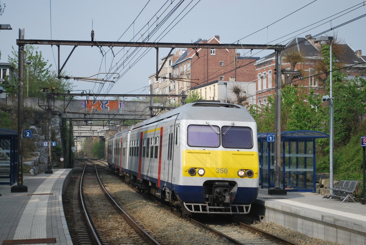 L-Zug Spa-Welkenraedt hält in Verviers-Palais (AM 80 Nr. 350 am 12. April 2014).