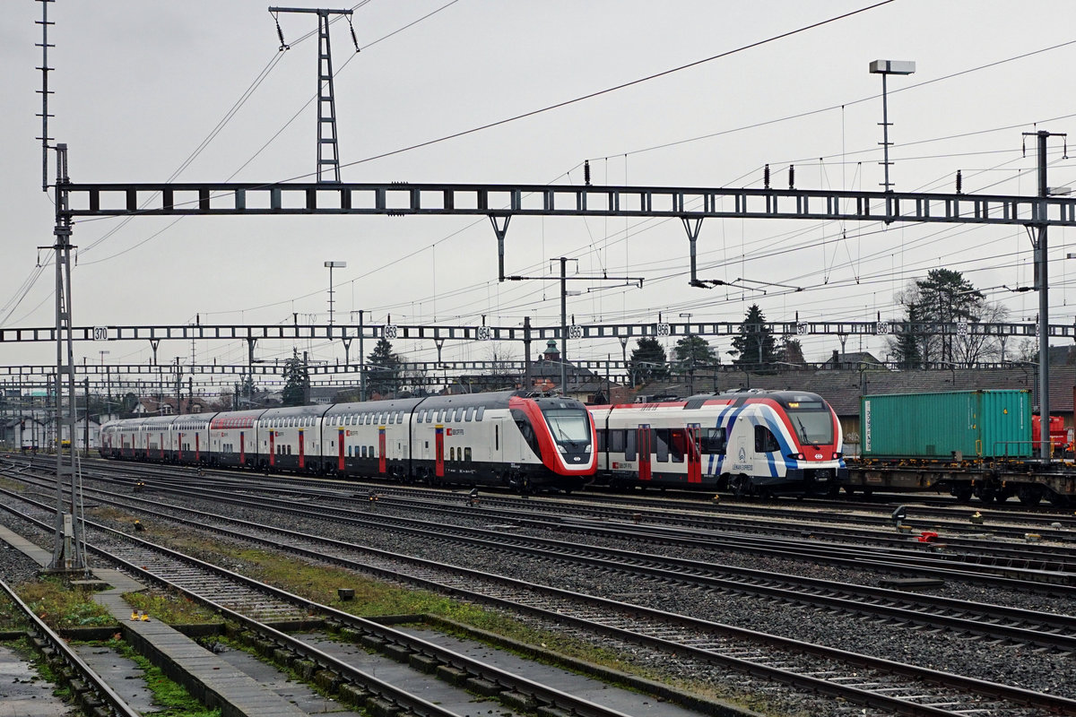 LÉMAN EXPRESS FLIRT RABe 522 mit Bt 522 227 und RABDe 502 TWINDEXX im Güterbahnhof Solothurn auf den nächsten Einsatz wartend am 8. Januar 2019.
Fotostandort Parkplatz, Bildausschnitt Fotoshop.
Foto: Walter Ruetsch