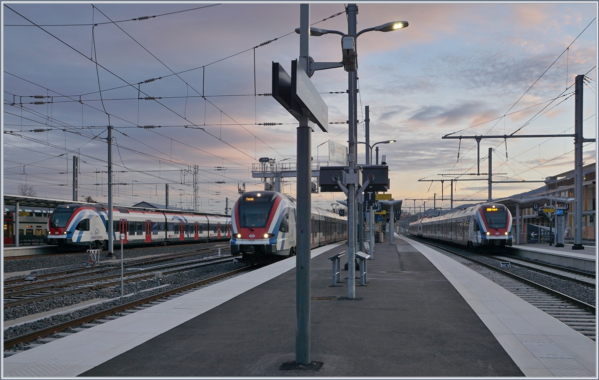 LÉMAN EXPRESS: Nach ersten Planungen vor 107 Jahren konnte Ende 2019 das Kernstück Genève - Annemasse endlich eröffnet werden und ebnete den Weg für ein internationales Regional Zugkonzept, welchem die Bevölkerung in einer Umfrage den passenden Namen LÉMAN EXPRESS verlieh. 
Die Léman Express Züge verkehren in Frankreich in der Regel im Zweistunden Takt, TER Züge Bellegarde - Annemasse - Evain/St-Gervais verdichten diesen zum Stundentakt. Auf der Strecke Annemassse - Coppet bietet der Léman Express einen 15 Minuten Takt, während die Stecke Genève La Plaine in den Genuss eines Halbstundentakt  gekommen ist.


Im Bild zeigen sich SBB LEX RABe 522 in Annemasse. 
Auf den nun folgenden Bildern die sechs Linien im Überblick.

13. Februar 2020