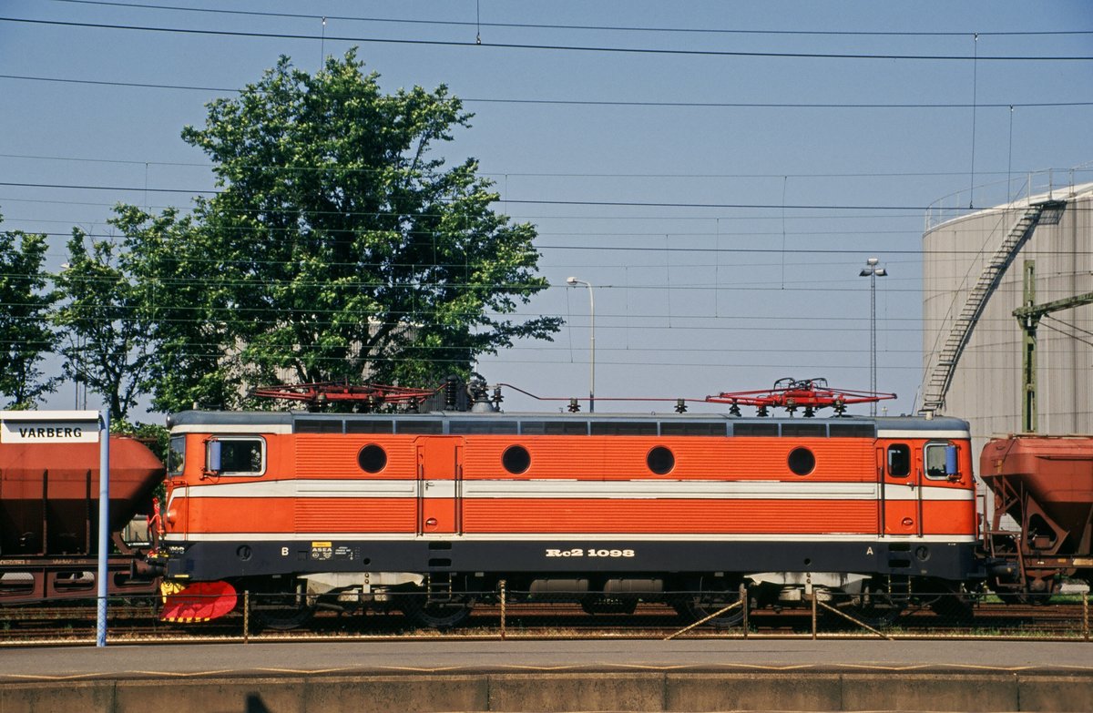 l3. August 1996, Schweden. Im Bahnhof Varberg sah ich Lok 1098 aus der bei ASEA gebauten Reihe RC2