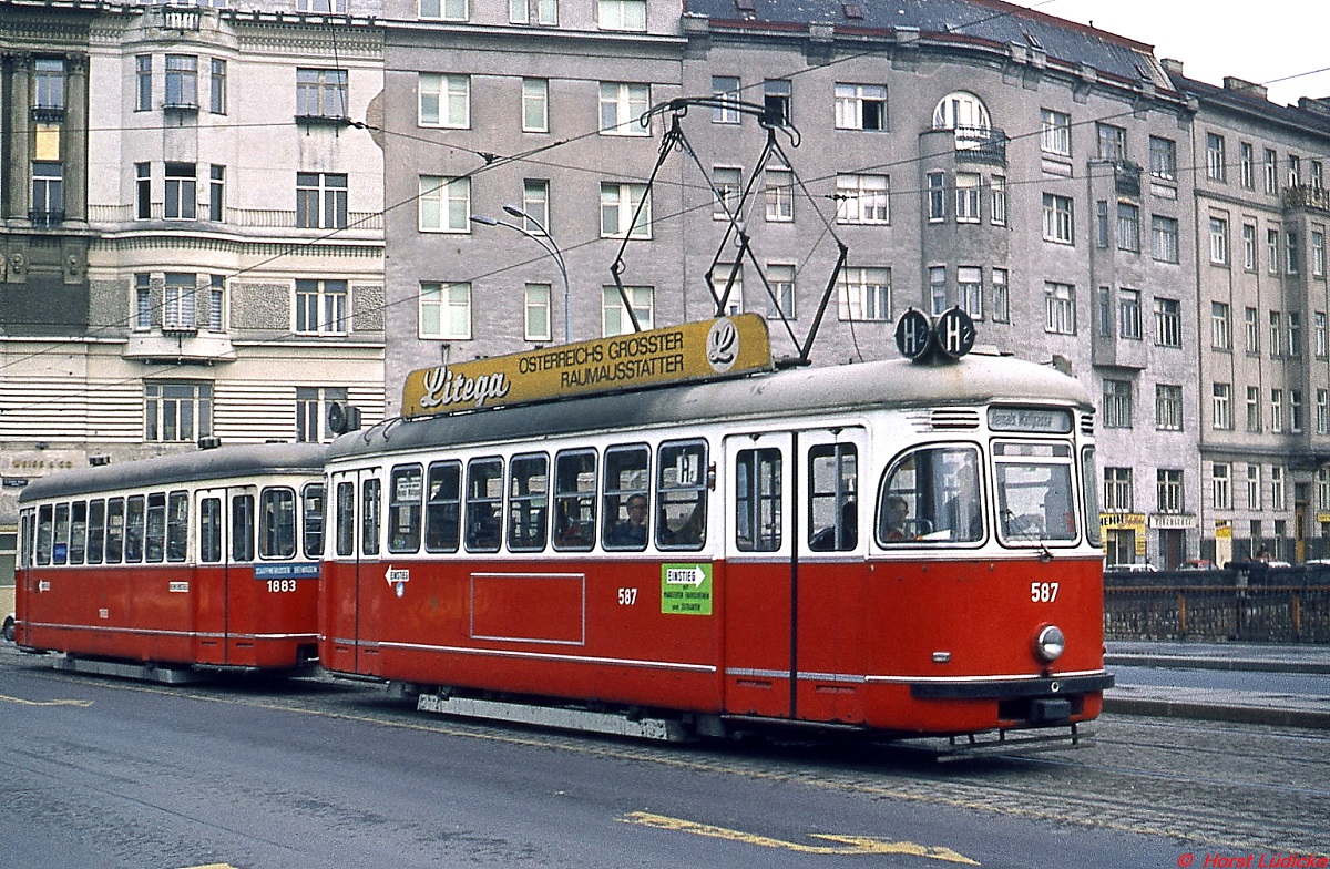 L4 587 auf der Linie H2 im März 1975. Bei den L3 und L4 handelt sich um die letzten für die WVB gebauten Zweiachser (Baujahre zwischen 1957 und 1961), sie standen als modernisierte Fahrzeuge der Type L noch bis 1992 im Einsatz.