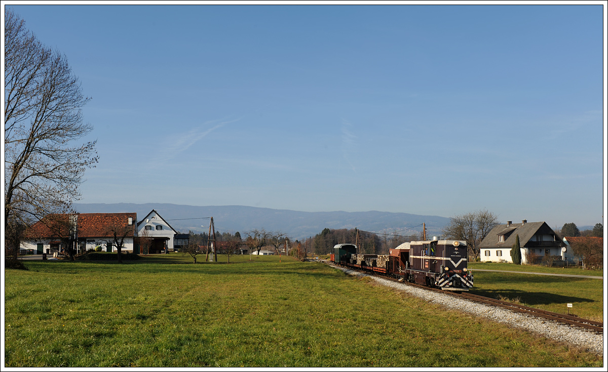 L45H-070 mit ihrem Güterzug am 4.12.2015 auf der Fahrt von Stainz nach Preding kurz nach der Haltestelle Ölmühle Herbersdorf, welche links am Bild zu sehen ist.