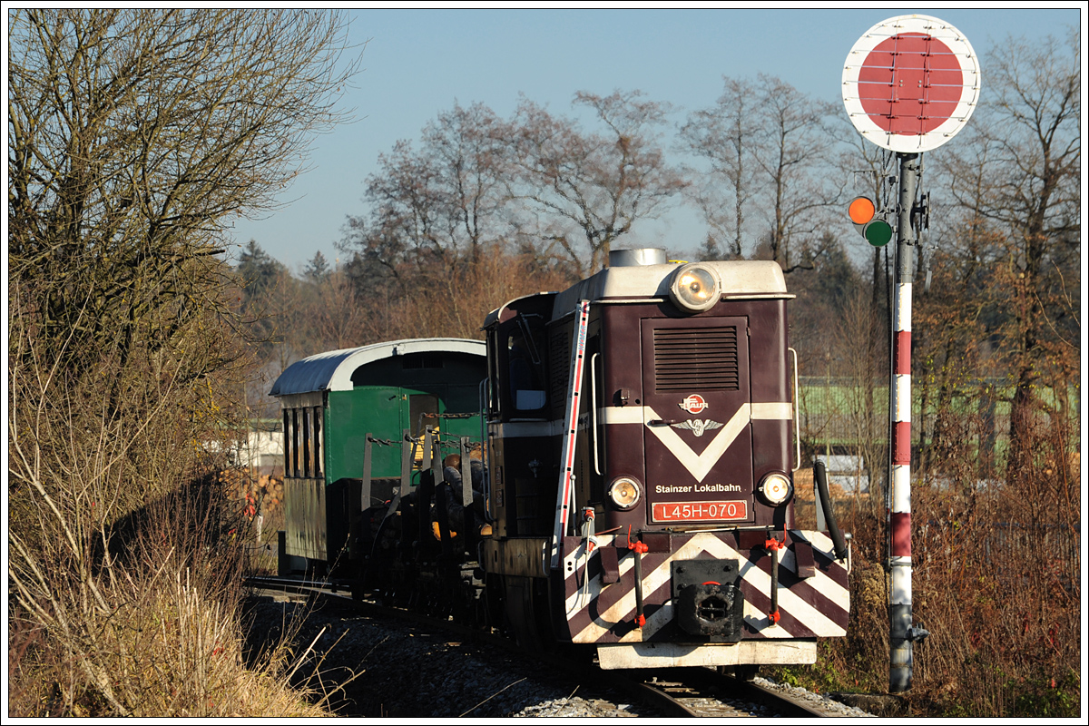 L45H-070 mit ihrem Güterzug am 5.12.2015 beim Deckungssignal in Preding aufgenommen.