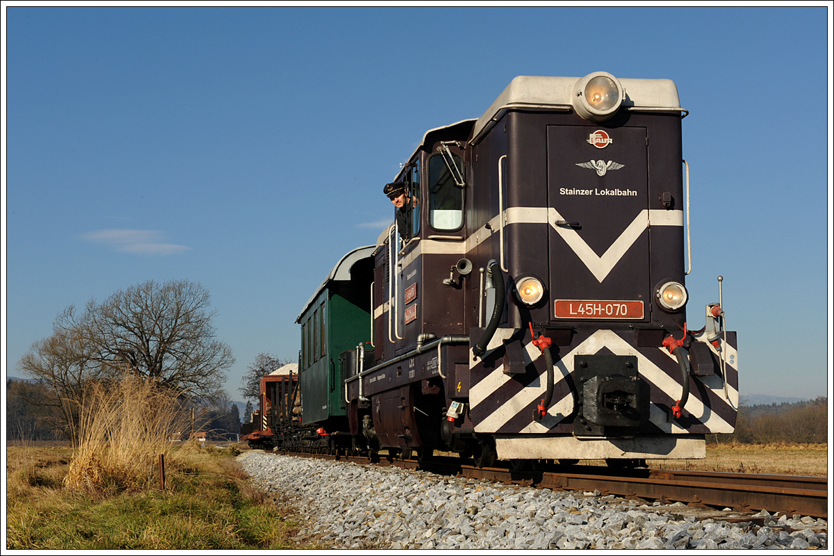 L45H-070 mit ihrem Güterzug am 5.12.2015 zwischen Neudorf/Stainztal und Kraubath aufgenommen.