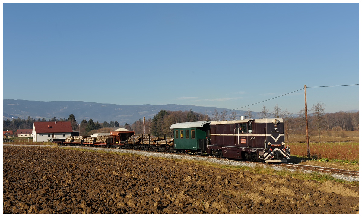 L45H-070 mit ihrem Güterzug am 5.12.2015 kurz vor der Haltestelle Ölmühle Herbersdorf aufgenommen.