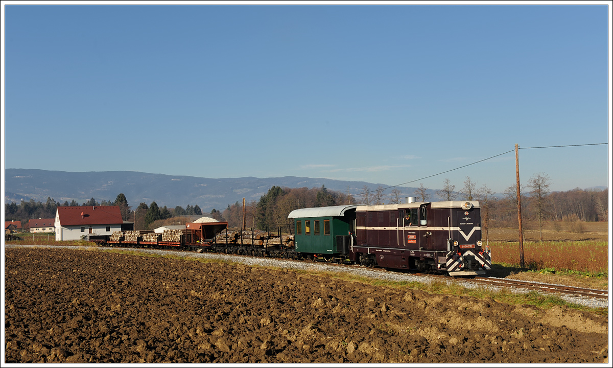 L45H-070 mit ihrem Güterzug am 5.12.2015 kurz vor der Haltestelle Ölmühle Herbersdorf aufgenommen.