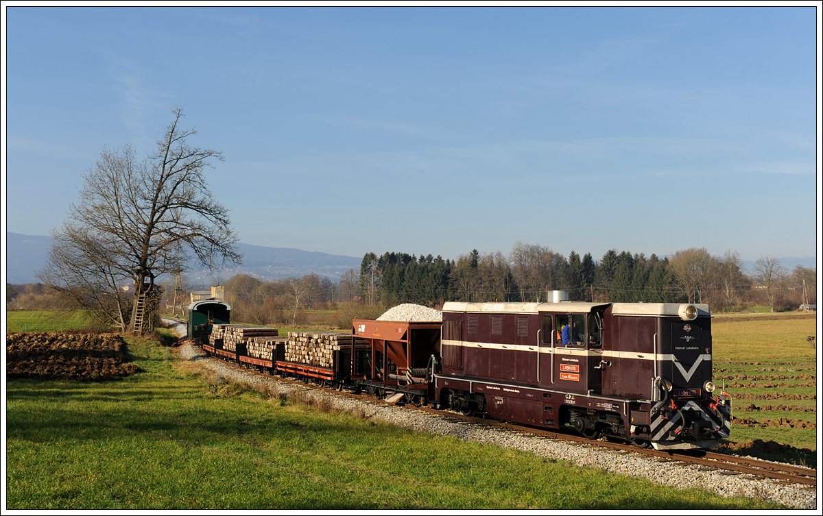 L45H-070 mit ihrem Güterzug am 4.12.2015 auf der Fahrt von Stainz nach Preding zwischen den Haltestellen Ölmühle Herbersdorf und Neudorf/Stainztal aufgenommen.