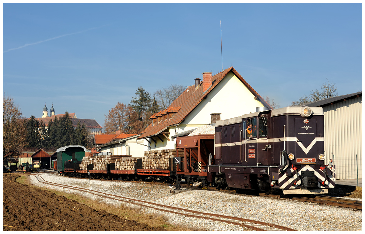 L45H-070 mit ihrem Güterzug am 4.12.2015 bei der Ausfahrt aus Stainz Richtung Preding.