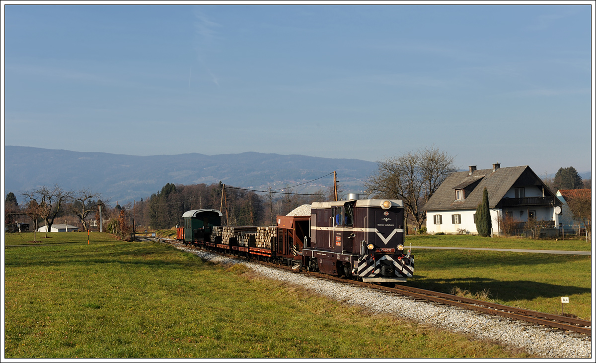 L45H-070 mit ihrem Güterzug am 4.12.2015 auf der Fahrt von Stainz nach Preding kurz nach der Haltestelle Ölmühle Herbersdorf.