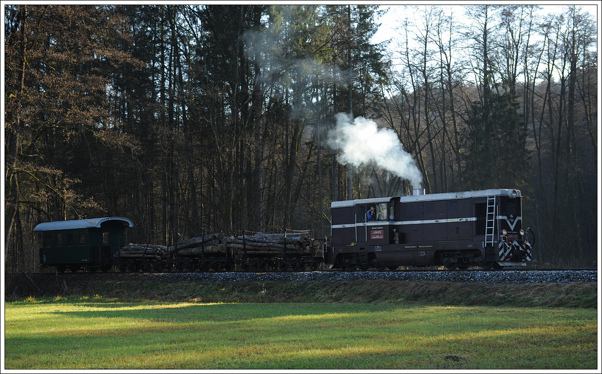 L45H-070 mit ihrem Güterzug am 5.12.2015 im Waldeinschnitt zwischen Preding und Kraubath aufgenommen.
