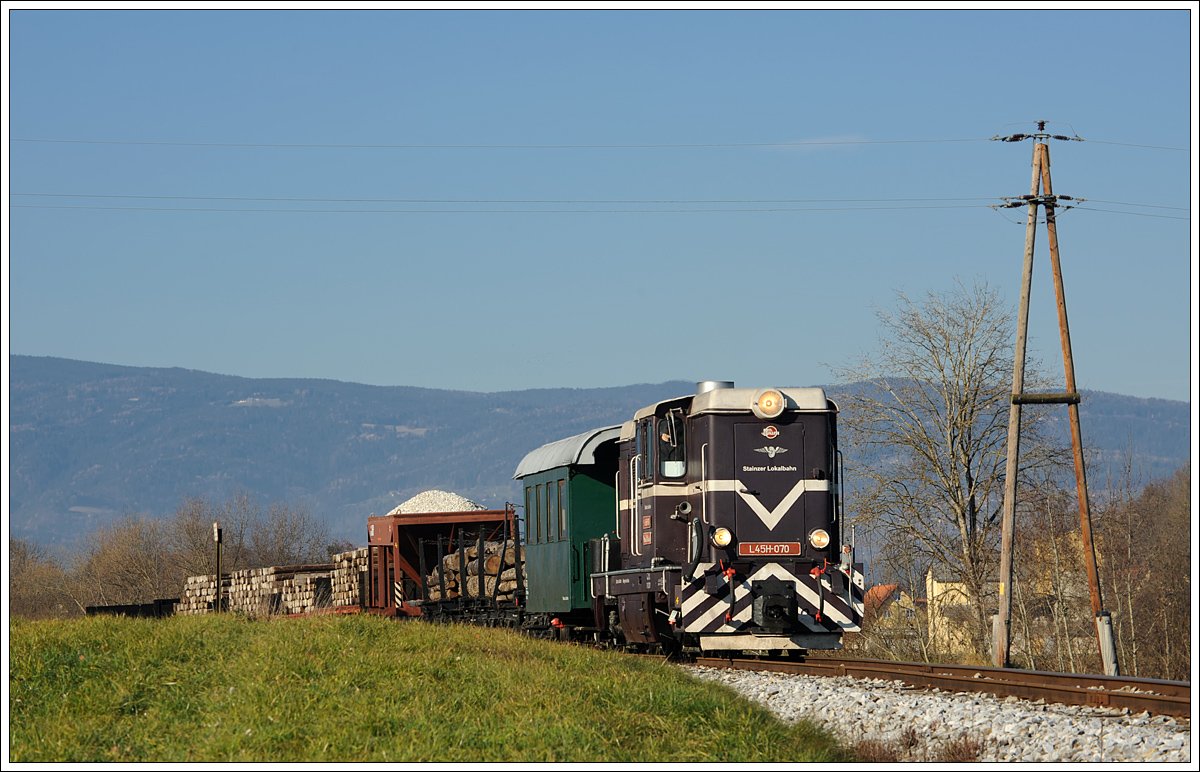 L45H-070 mit ihrem Güterzug am 5.12.2015 zwischen den Haltestellen Ölmühle Herbersdorf und Neudorf/Stainztal aufgenommen.
