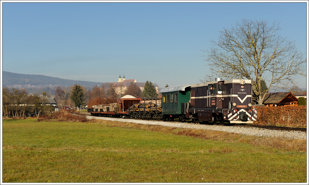 L45H-070 mit ihrem Güterzug am 5.12.2015 mit Blick auf das Schloss Stainz.