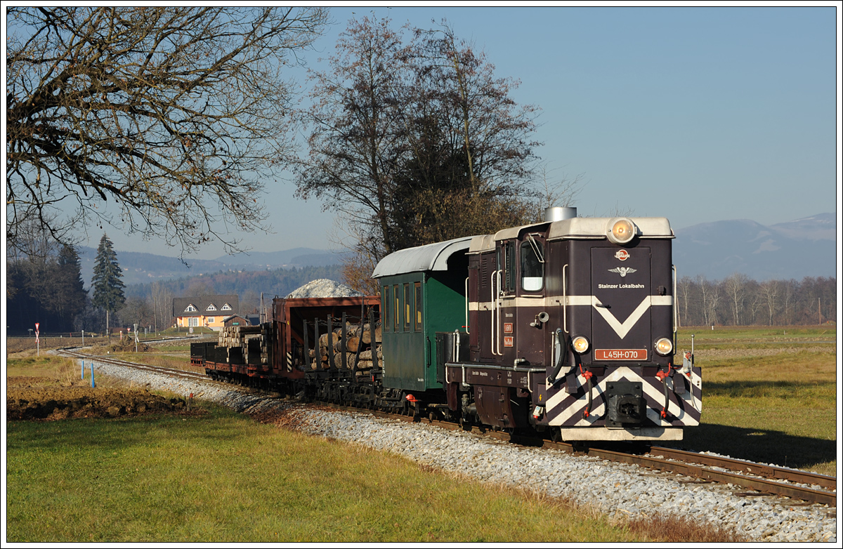 L45H-070 mit ihrem Güterzug am 5.12.2015 kurz nach Neudorf/Stainztal aufgenommen.