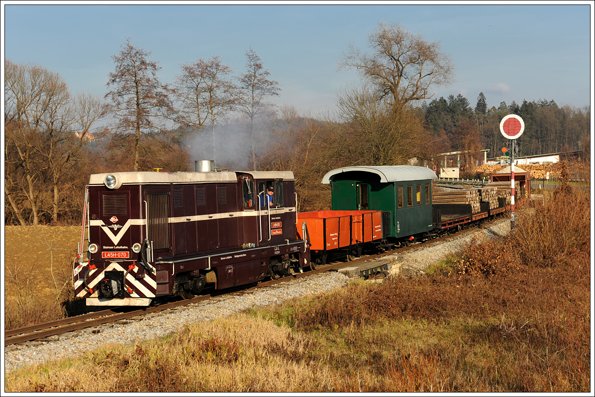 L45H-070 mit ihrem Güterzug am 4.12.2015 beim Deckungssignal in Preding aufgenommen.