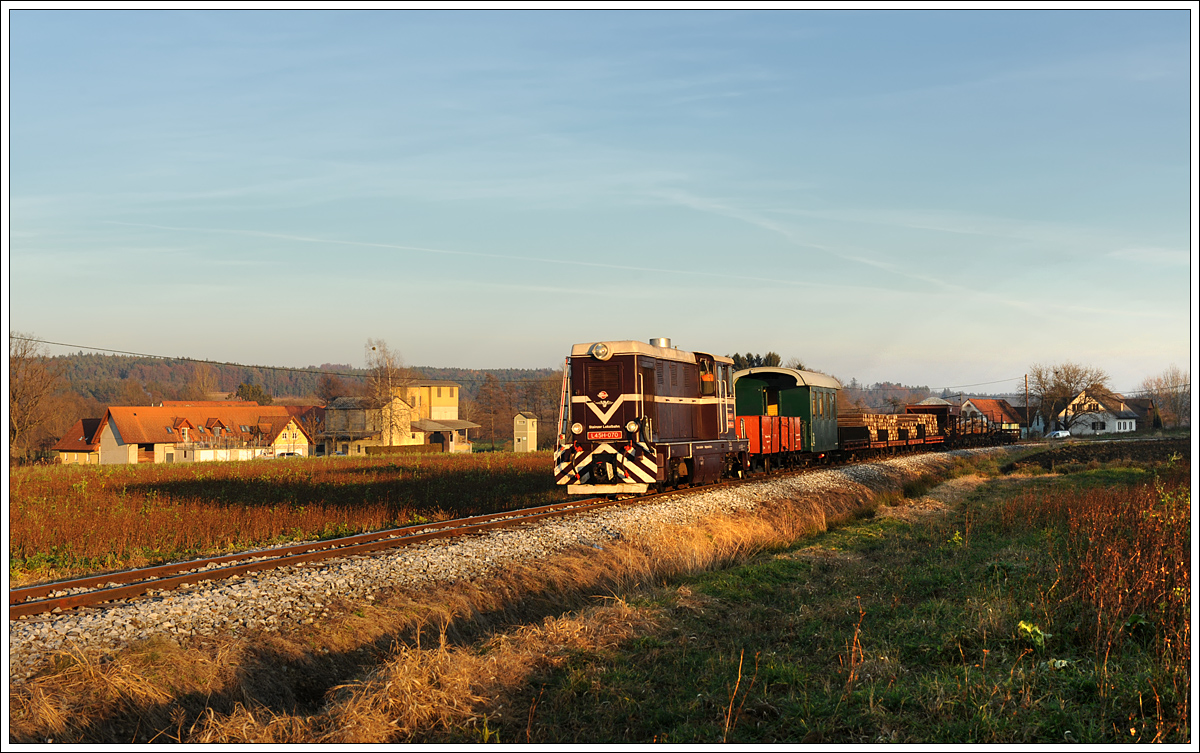 L45H-070 mit ihrem Güterzug bei der Rückfahrt von Preding nach Stainz am 4.12.2015 kurz nach der Haltestelle Ölmühle Herbersdorf.