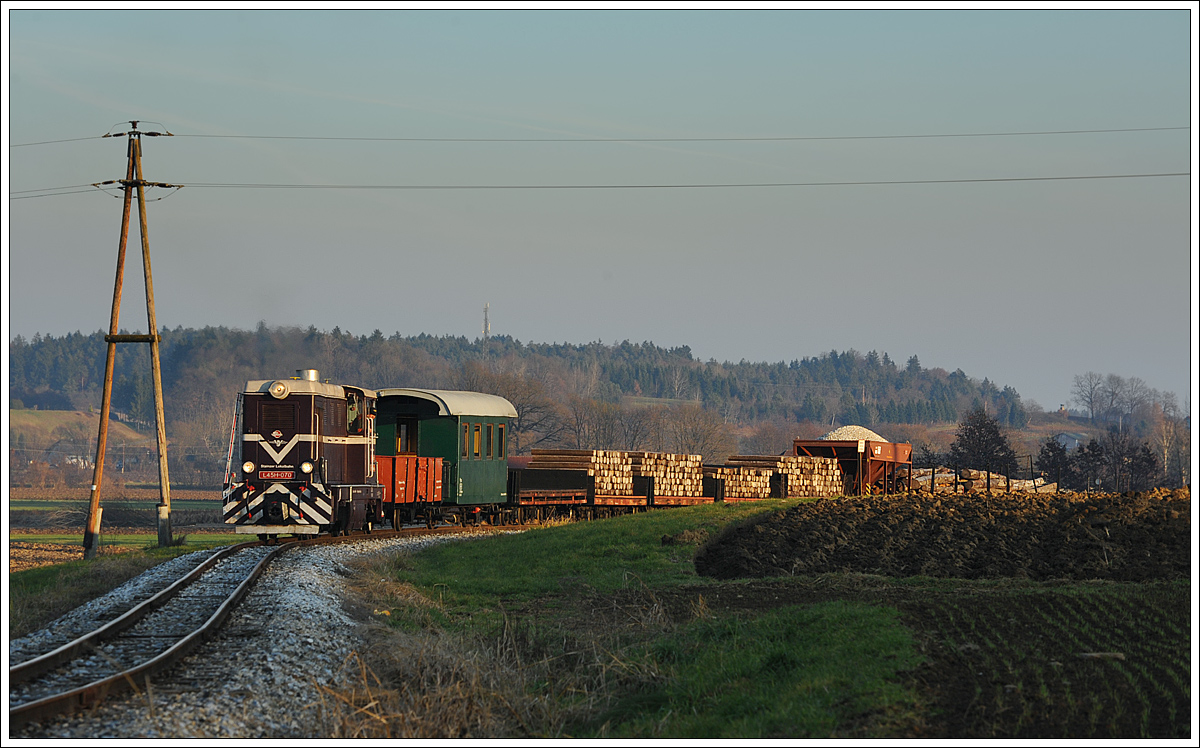 L45H-070 mit ihrem Güterzug bei der Rückfahrt von Preding nach Stainz am 4.12.2015 kurz vor der Haltestelle Ölmühle Herbersdorf.