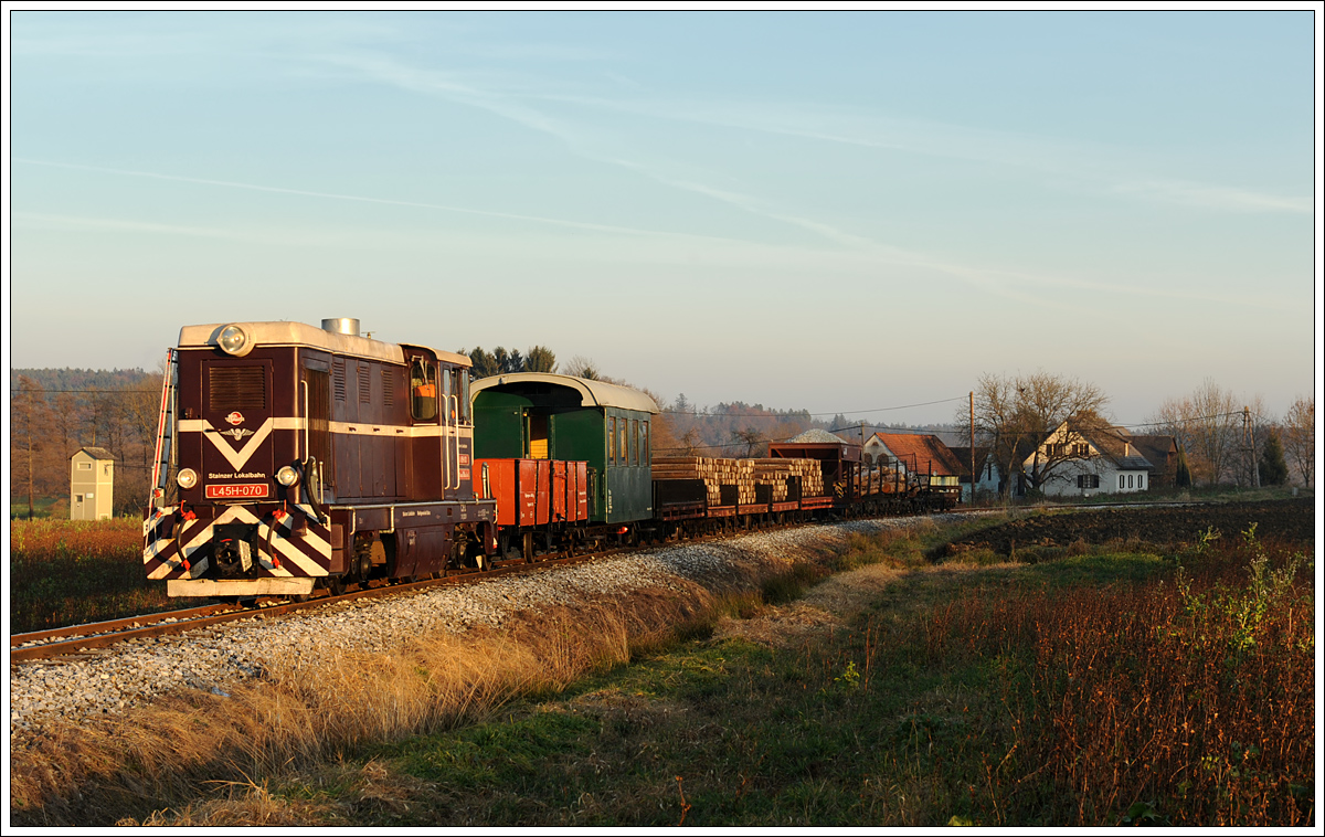 L45H-070 mit ihrem Güterzug bei der Rückfahrt von Preding nach Stainz am 4.12.2015 kurz nach der Haltestelle Ölmühle Herbersdorf.