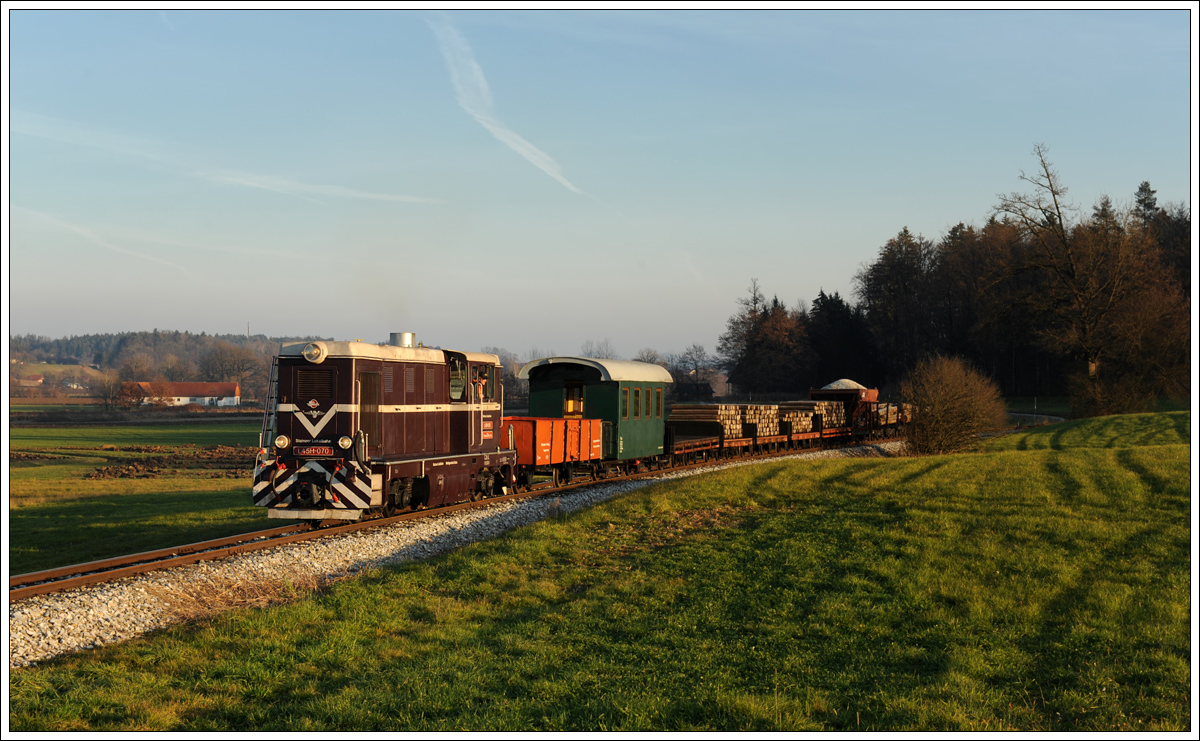L45H-070 mit ihrem Güterzug bei der Rückfahrt von Preding nach Stainz am 4.12.2015 zwischen Neudorf/Stainztal und der Ölmühle Herbersdorf aufgenommen.
