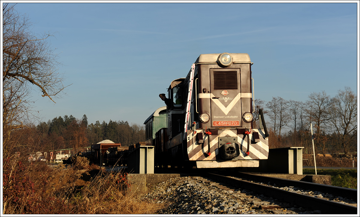L45H-070 mit ihrem Güterzug bei der Rückfahrt von Preding nach Stainz am 4.12.2015 in Wohlsdorf aufgenommen.