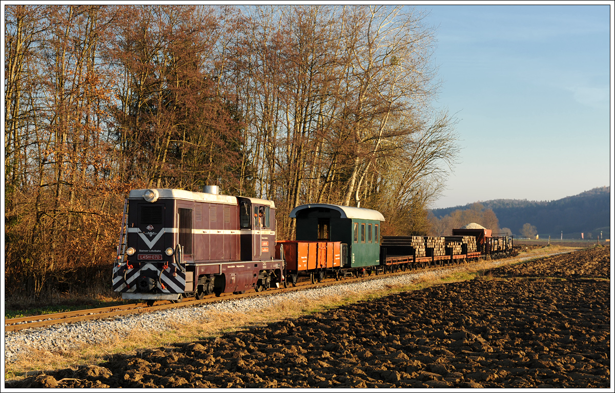 L45H-070 mit ihrem Güterzug bei der Rückfahrt von Preding nach Stainz am 4.12.2015 zwischen Kraubath und Neudorf/Stainztal aufgenommen.