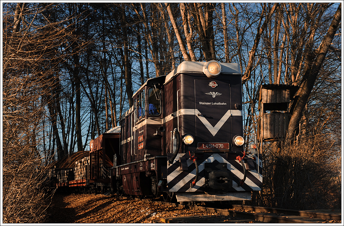 L45H-070 mit ihrem Güterzug von Stainz nach Preding am 4.12.2015 im Waldeinschnitt kurz nach der Haltestelle Kraubath.