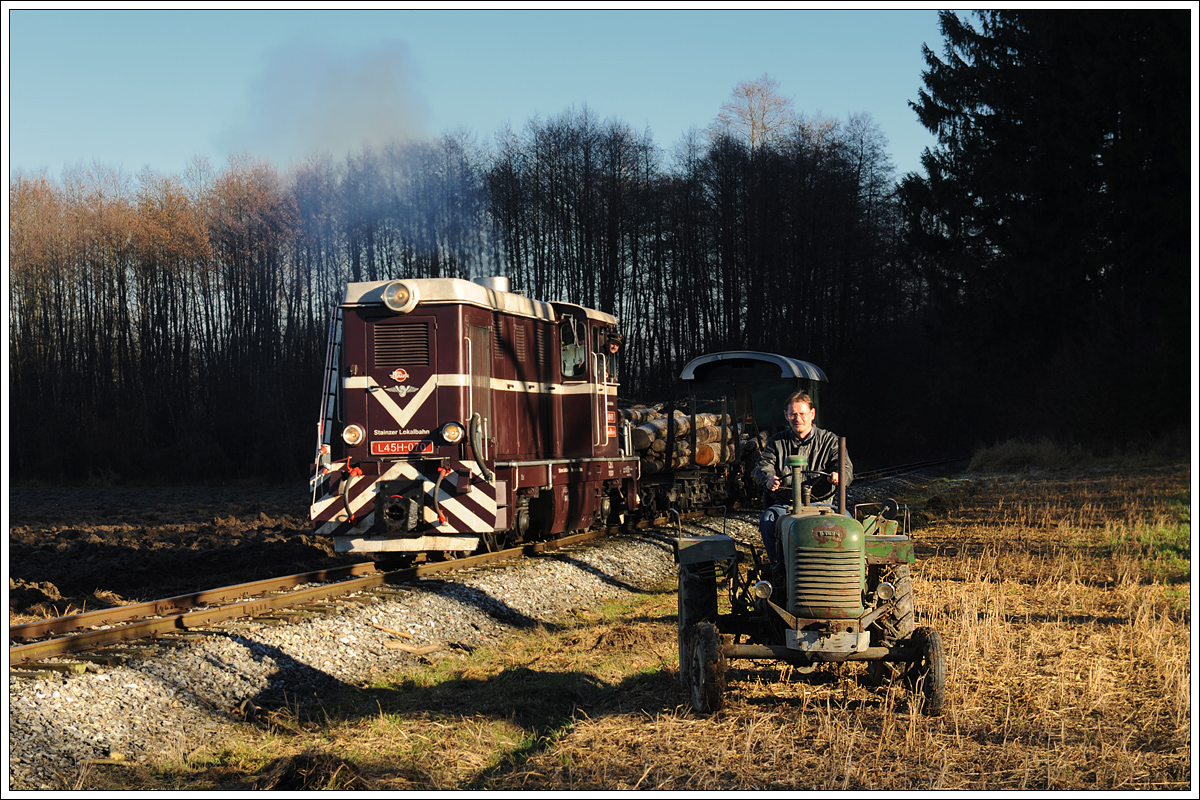 L45H-070 mit ihrem Güterzug und Steyr 18 BJ 1956 mit unserem Andi als  Pilot , am 5.12.2015 im Waldeinschnitt zwischen Preding und Kraubath aufgenommen.