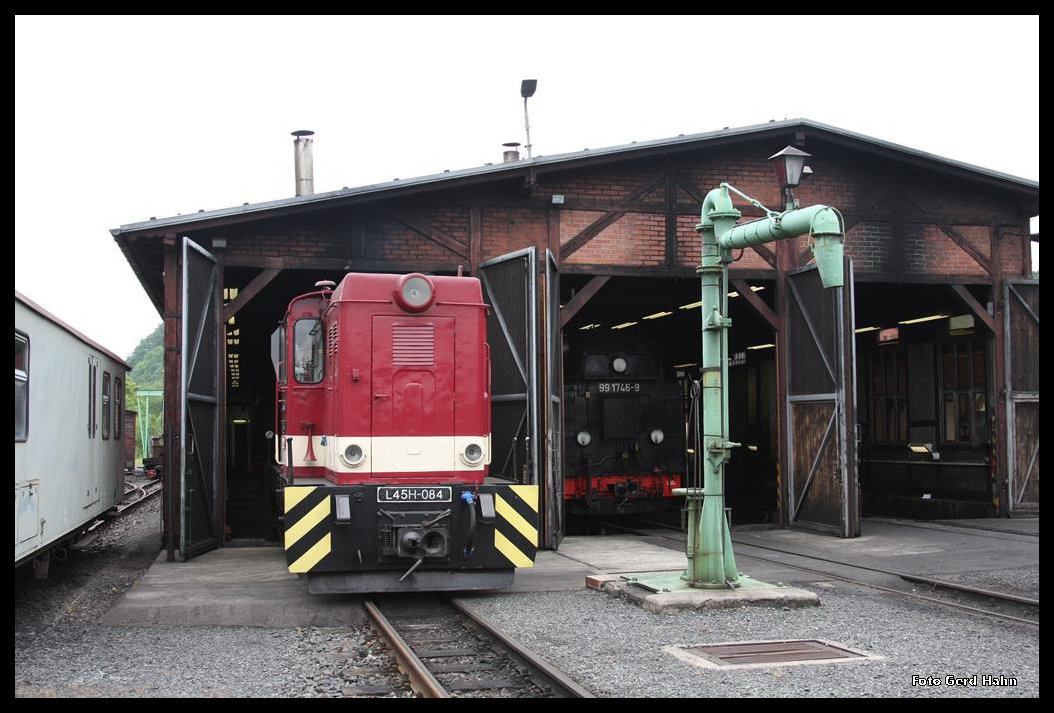 L45H-084 kehrt am 25.5.2016 vom Rangiereinsatz zurück und fährt in Freital Hainsberg in den Lokschuppen.