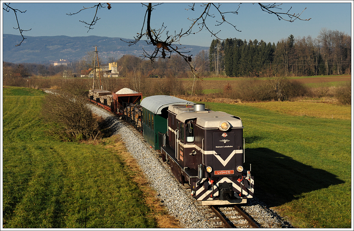 L45H070 mit ihrem Güterzug am 5.12.2015 zwischen der Haltestelle Ölmühle Herbersdorf und Neudorf/Stainztal aufgenommen.