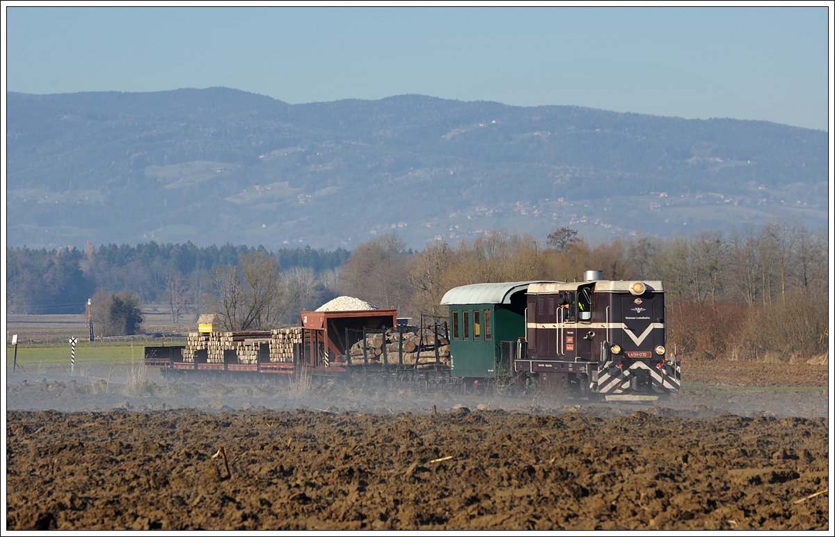 L45H070 mit ihrem Güterzug am 5.12.2015 kurz nach Kraubath aufgenommen.