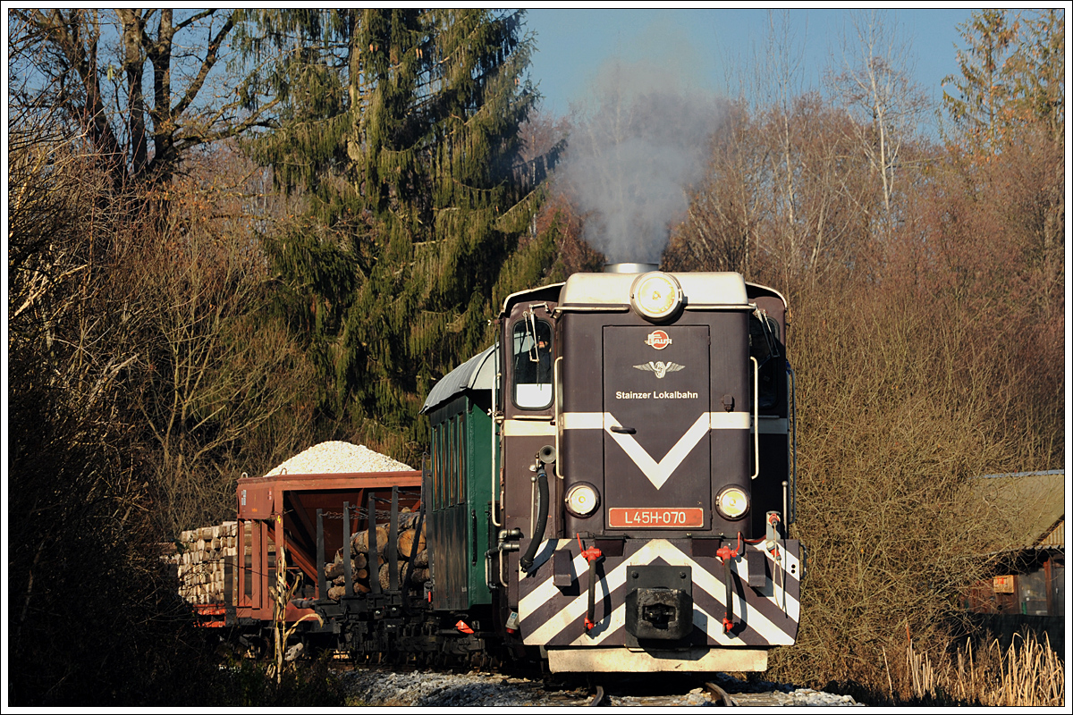 L45H070 mit ihrem Güterzug am 5.12.2015 rund 1 Kilometer vor der Haltestelle Herbersdorf aufgneommen.