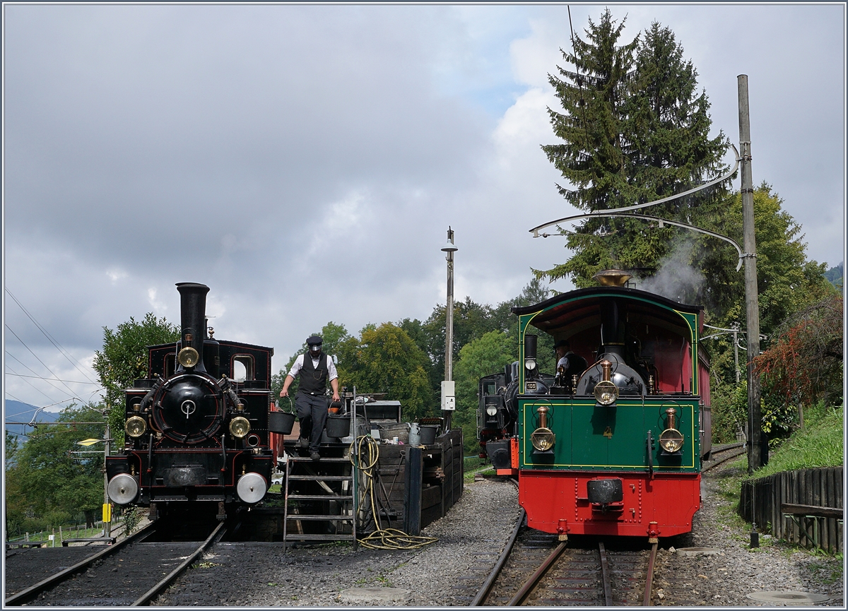  La Belle Epoque , eine schöne Epoche? Vielleicht, aber nicht für alle, die meisten mussten schuften um zu (über)-leben; wie schön, dass hier in Chaulin bei der B-C nicht der  Kohle  Willen Kohle geschleppt wird, sondern zum Vergnügen, bzw. damit die kleine, 1900 gebaute und bei der Ferrovie Padane eingesetzte Lok G 2/2 N° 4 weiter dampfen kann. 
Links im Bild wartet die JS G 3/3 N°6 auf einen neuen Einsatz.   
17. Sept. 2017    