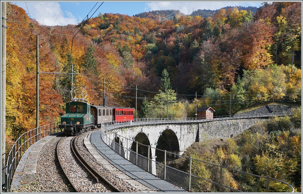  LA DER  2020 du Blonay-Chamby  / Saison Abschluss der Blonay-Chamby Bahn: Mit einem verstärkten Fahrplan und viel Dampf wird vor dem  Winterschlaf  nochmals viel Betrieb gemacht. Im Bild die + GF + Ge 4/4 75 (Baujahr 1913) mit einem Personenzug nach Blonay auf dem Baye de Clarens Viadukt. 

24. Okt. 2020