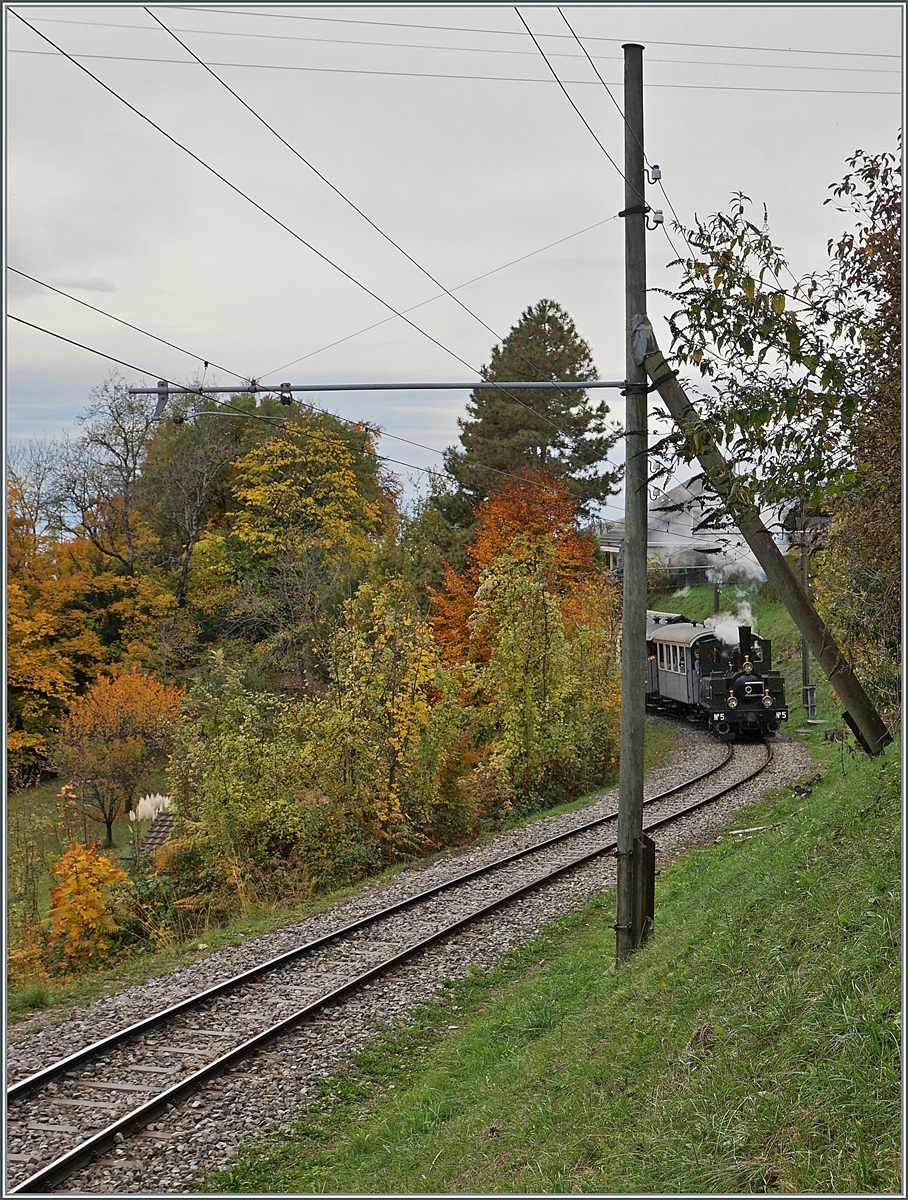  LA DER 2020 du Blonay-Chamby  / Saison Abschluss der Blonay-Chamby Bahn: Mit einem verstärkten Fahrplan und viel Dampf wird vor dem  Winterschlaf  (bzw. Arbeit im Dépôt Chaulin) nochmals viel Betrieb gemacht. 

Die LEB G 3/3 N° 5 (Baujahr 1890) dampft mit ihrem Personenzug bei der Haltstelle Chantemerle vorbei, während im linken Bildteil die bunten Herbstfarben langsam vom Sonnenlicht verlassen werden.

25. Okt. 2020