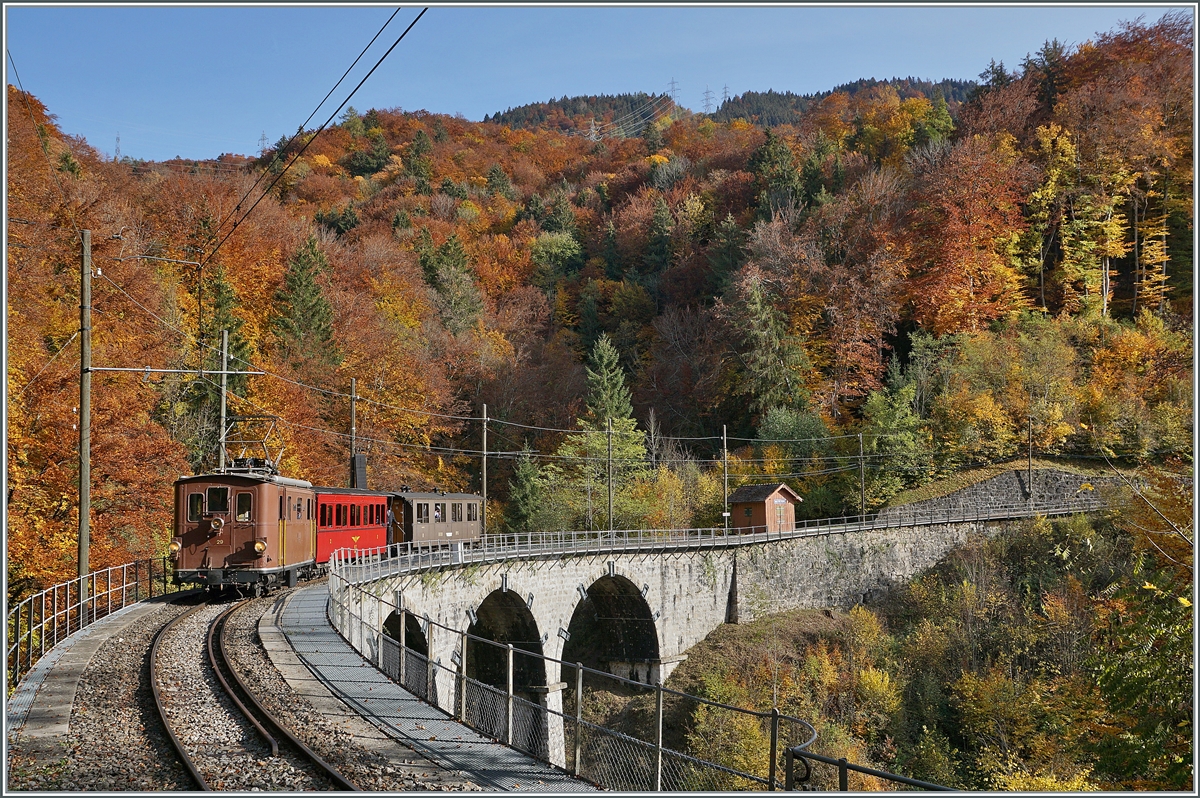  LA DER 2020 du Blonay-Chamby  / Saison Abschluss der Blonay-Chamby Bahn: Mit einem verstärkten Fahrplan und viel Dampf wird vor dem  Winterschlaf  (bzw. Arbeit im DépÔt Chaulin) nochmals viel Betrieb gemacht. 

Farblich gut zum herbstlichen Hintergrund passend fährt die BOB HGe 3/3 (Baujahr 1926) mit dem NStCM C4 N° 7 (Baujahr 1910) und dem BOB  Kaiserwagen  C3 N° 6 (Baujahr 1901) auf der Fahrt nach Blonay über den Baye de Clarens Viadukt. 

25. Okt. 2020