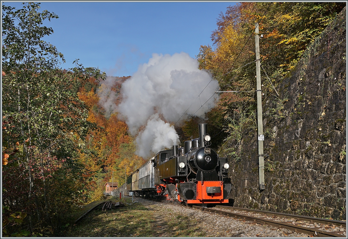  LA DER 2020 du Blonay-Chamby  / Saison Abschluss der Blonay-Chamby Bahn: Mit einem verstärkten Fahrplan und viel Dampf wird vor dem  Winterschlaf  (bzw. Arbeit im Dépôt Chaulin) nochmals viel Betrieb gemacht. 
Wie am schiefen Fahrleitugnsmast zu sehen ist, darf der lädierte Baye de Clarnes Viadukt nur mit Vmax 10 km/h befahren werden. Folglich macht die G 2x /2/2 N° 105, die bei Vers-chez-Robert den Viadukt verlassen hat nun mächtig Dampf, um in der straken Neigung ihren Zug wieder auf die normale Streckengeschwindigkeit zu bringen.

24. Okt. 2020