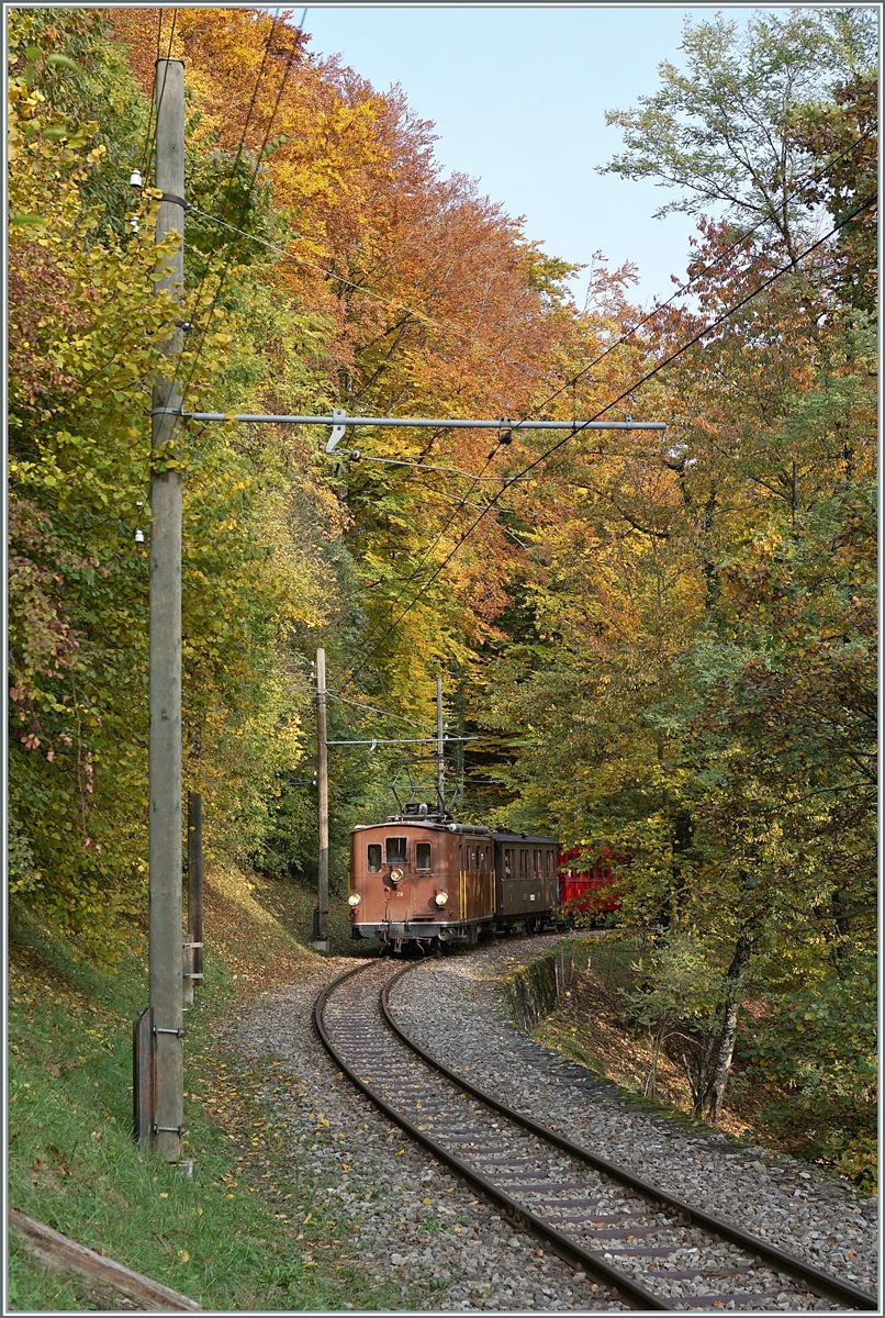  LA DER 2020 du Blonay-Chamby  / Saison Abschluss der Blonay-Chamby Bahn: Mit einem verstärkten Fahrplan und viel Dampf wird vor dem  Winterschlaf  (bzw. Arbeit im Dépôt Chaulin) nochmals viel Betrieb gemacht. Aus dem herbstlichen Wald oberhalb von Blonay kommend, fährt die BOB HGe 3/3 (Baujahr 1926) mit dem BOB  Kaiserwagen  C3 N° 6 (Baujahr 1901) und dem NStCM C4 N° 7 (Baujahr 1910) kurz vor Chantemerle in Richtung Blonay. 

25. Okt. 2020