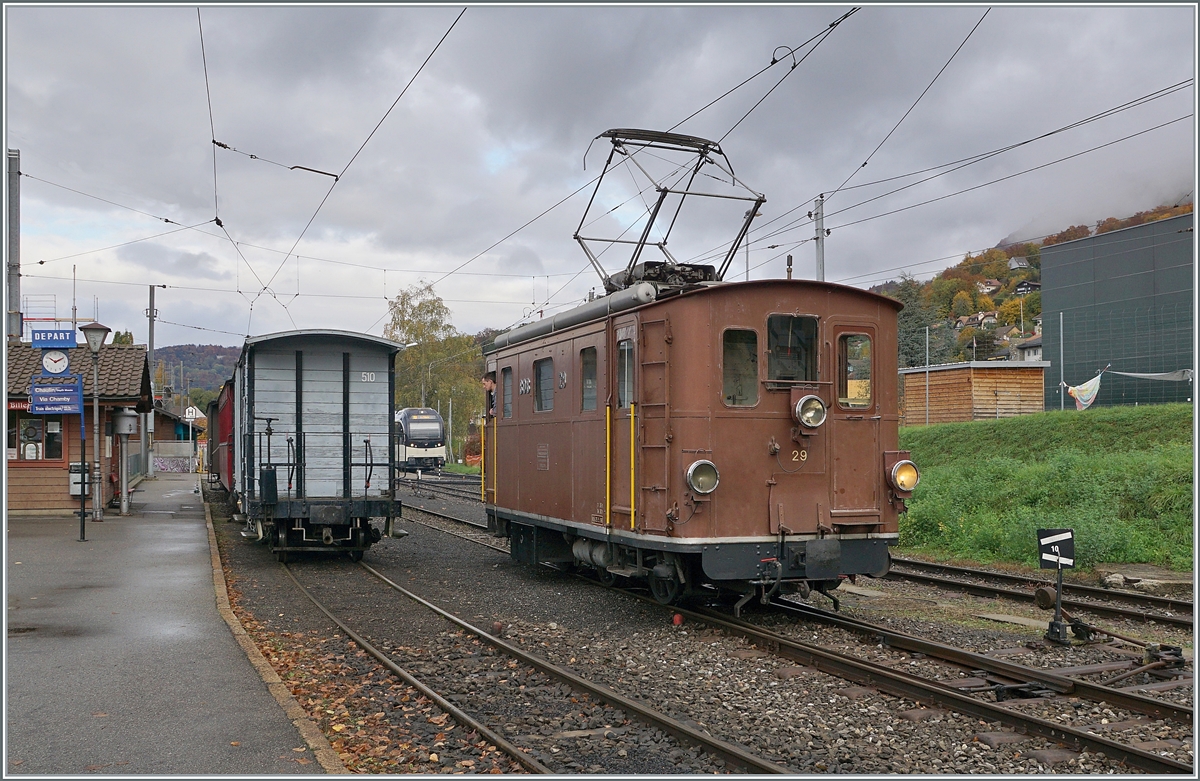  LA DER 2020 du Blonay-Chamby  / Saison Abschluss der Blonay-Chamby Bahn: Mit einem verstärkten Fahrplan und viel Dampf wird vor dem  Winterschlaf  (bzw. Arbeit im Dépôt Chaulin) nochmals viel Betrieb gemacht. 
Der erste Zug des Tages steht schon am Bahnsteig in Blonay und wartet auf seine Lokomotive, die BOB HGe 3/3 (Baujahr 1926). Der Zug besteht aus dem TL K 510 (Baujahr 1910), dem NStCM C4 N° 7 (Baujahr 1910) und dem BOB  Kaiserwagen  C3 N° 6 (Baujahr 1901).

24. Okt. 2020