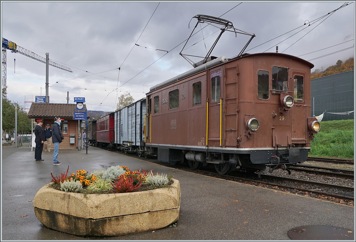  LA DER 2020 du Blonay-Chamby  / Saison Abschluss der Blonay-Chamby Bahn: Mit einem verstärkten Fahrplan und viel Dampf wird vor dem  Winterschlaf  (bzw. Arbeit im Dépôt Chaulin) nochmals viel Betrieb gemacht. Der erste Zug des Tages steht nun am Bahnsteig in Blonay: die BOB HGe 3/3 (Baujahr 1926) wartet mit dem TL K 510 (Baujahr 1910), dem NStCM C4 N° 7 (Baujahr 1910) und dem BOB  Kaiserwagen  C3 N° 6 (Baujahr 1901) auf die Abfahrt. 

25. Okt. 2020