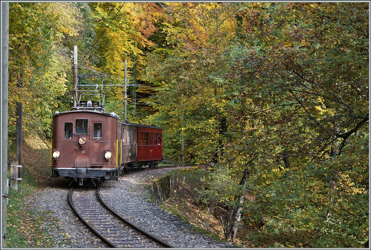  LA DER 2020 du Blonay-Chamby  / Saison Abschluss der Blonay-Chamby Bahn: Mit einem verstärkten Fahrplan und viel Dampf wird vor dem  Winterschlaf  (bzw. Arbeit im Dépôt Chaulin) nochmals viel Betrieb gemacht. Aus dem herbstlichen Wald oberhalb von Blonay kommend, fährt die BOB HGe 3/3 (Baujahr 1926) mit dem BOB  Kaiserwagen  C3 N° 6 (Baujahr 1901) und dem NStCM C4 N° 7 (Baujahr 1910) kurz vor Chantemerle in Richtung Blonay. 

25. Okt. 2020